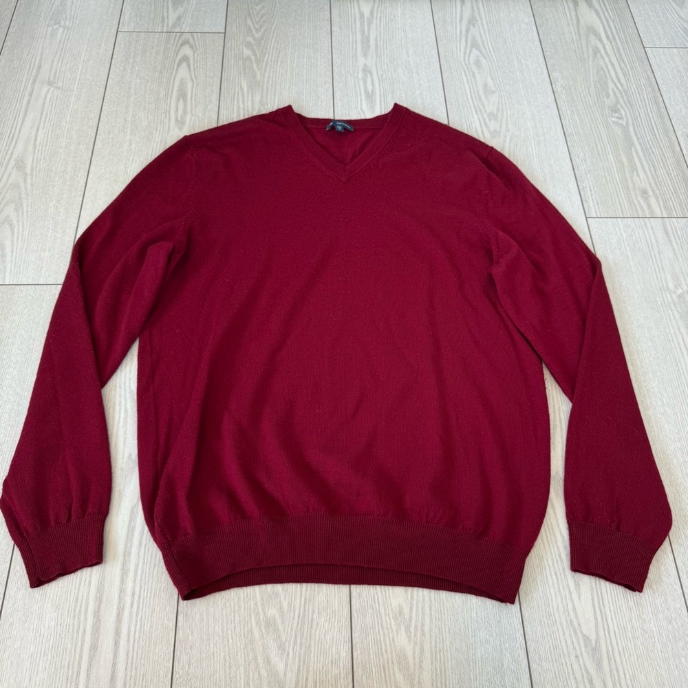 GAP 100% merino wool Men's Burgundy V-Neck Sweater large pullover holidays red